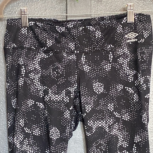 Umbro athletic  medium black with gray design legging - Picture 2 of 7